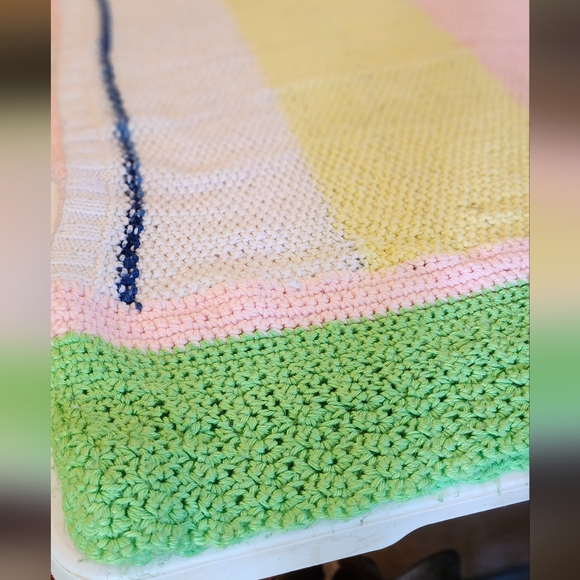 Hand knitted blanket - Picture 3 of 4